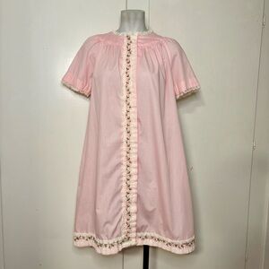 Vintage 60s Pink Lace Embroidered Trim Snap Up Short Sleeve House Dress Robe